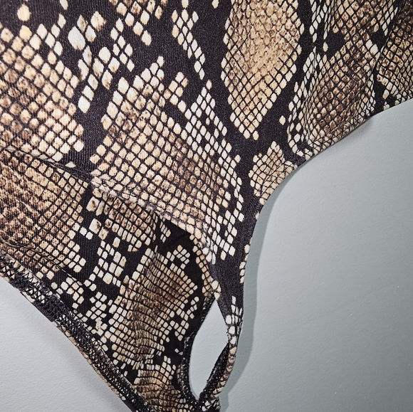 Aritzia Babaton Bodysuit Snakeskin small size - Picture 5 of 7
